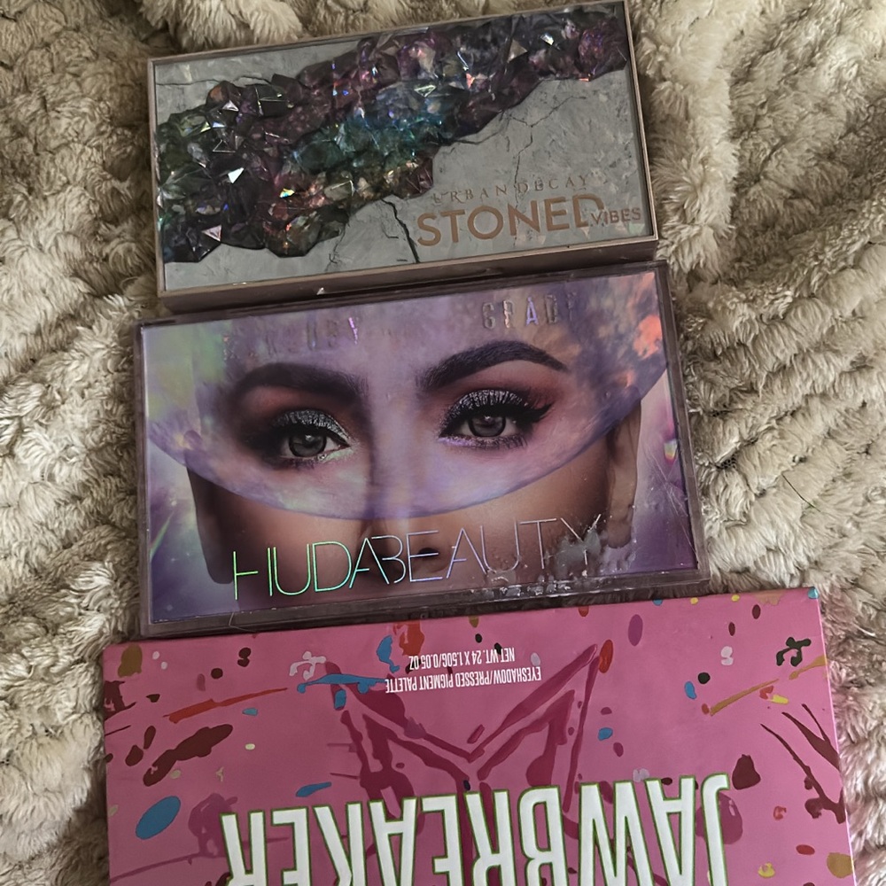 HUDA BEAUTY Eyeshadow Palette - Vibrant Multicolor